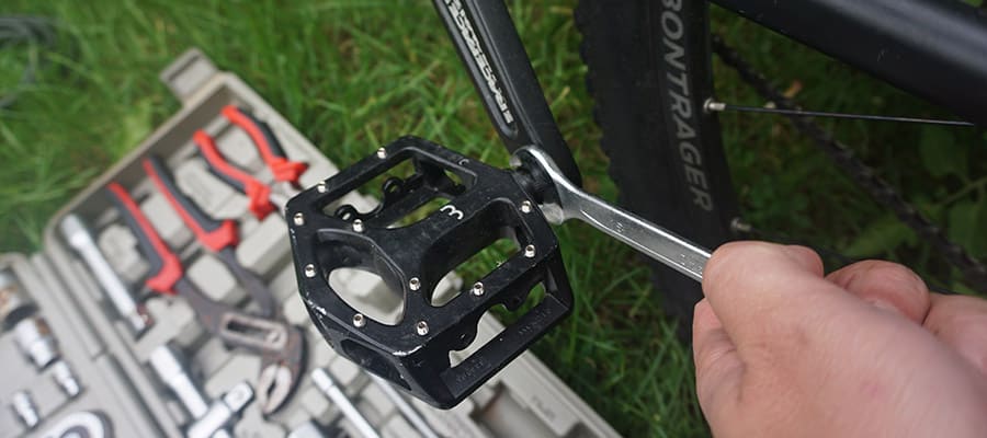 removing-stuck-pedals-on-a-bike.jpg removing-stuck-pedals-on-a-bike.jpg